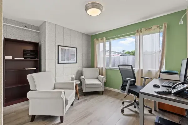 A common room at Discover Recovery in Long Beach, WA