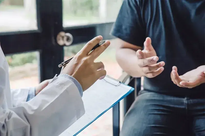 a client and therapist during neurofeedback therapy