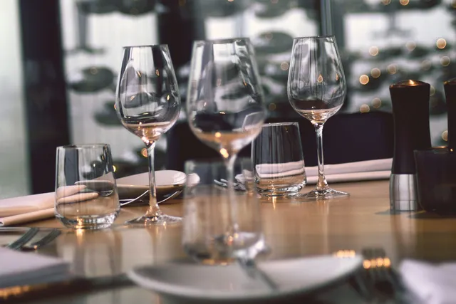 empty wine glasses show the connection between alcohol and psychosis