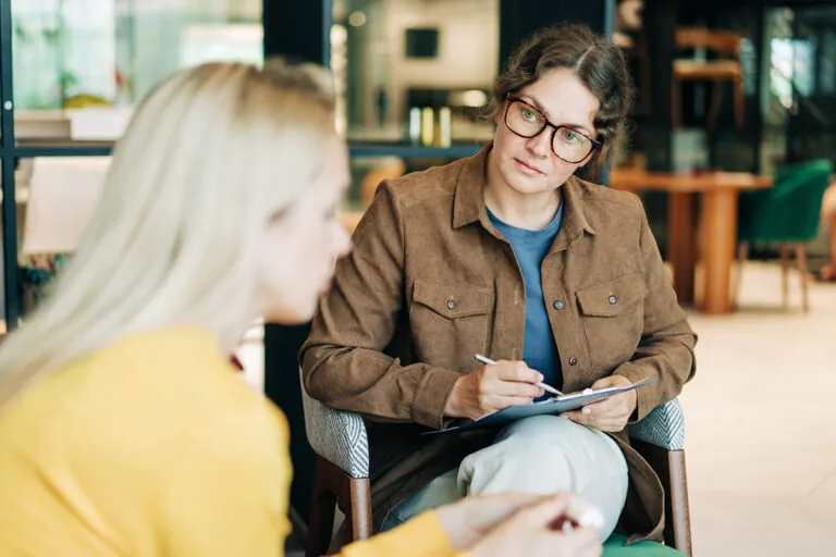 a therapist talks to someone about the differences between anxiety attack vs. panic attack